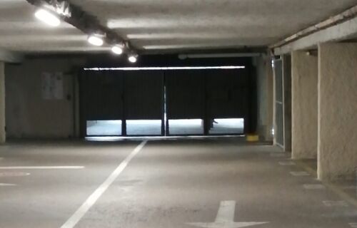 Parking sécurisé proche transports Paris 20